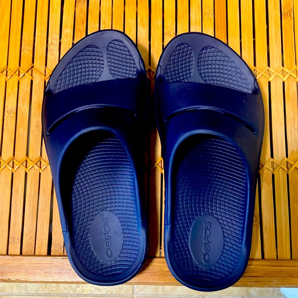 💙 🚶♀️OOFOS Navy Slides Recovery Sandals W/Cushioned Arch Support Sz W-5 M-3 - Picture 3 of 6